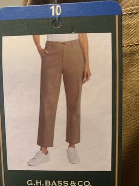 New G.H. Bass & Co. Women’s Cropped Straight-Leg Pants in Khaki Brown. Size 10